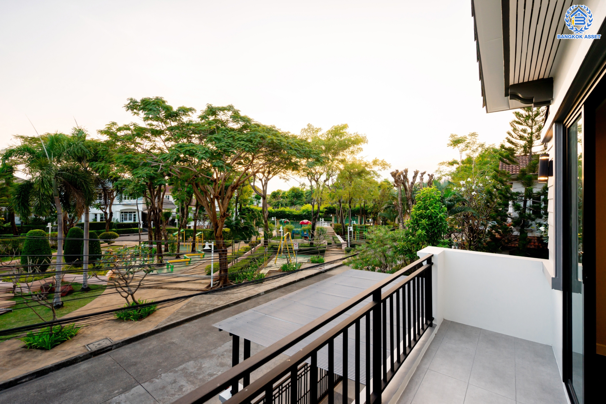 บ้านมือสองตกแต่งใหม่ ม.มัณฑนา วัชรพล-รามอินทรา1 เนื้อที่ 71.5 ตร.ว. ฟังก์ชัน 3 ห้องนอน 3 ห้องน้ำ จอดรถได้ 4 คัน พร้อม Living Room กว้างขวาง บนทำเลใจกลางเมือง! เชื่อมต่อทั้งถนนเกษตร-นวมินทร์, ลาดพร้าว, รัชโยธินฯ ใกล้ทางด่วนรามอินทรา และรถไฟฟ้าสายสีน้ำตาล "สถานีโรงเรียนสตรีวิทยา2